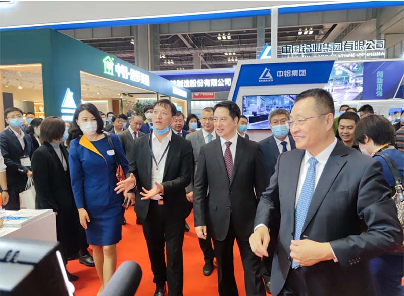 铝板厂家_全国政协常委、中国有色金属工业协会党委书记葛红林等领导到公司展位参观指导